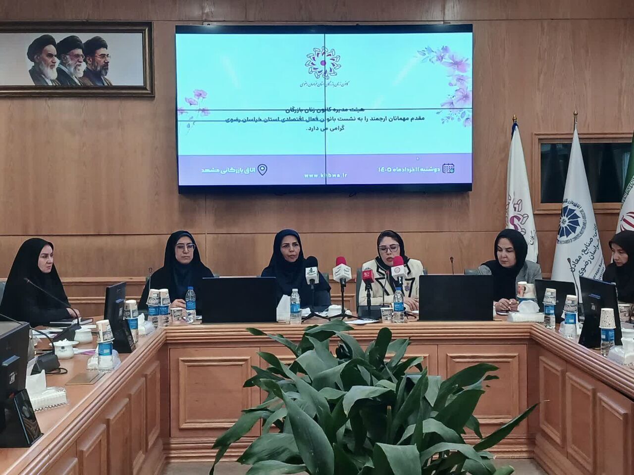 سهم ناچیز زنان از بازار کار؛ پای لنگ زیرساختها و وامهایی که سخت داده میشوند